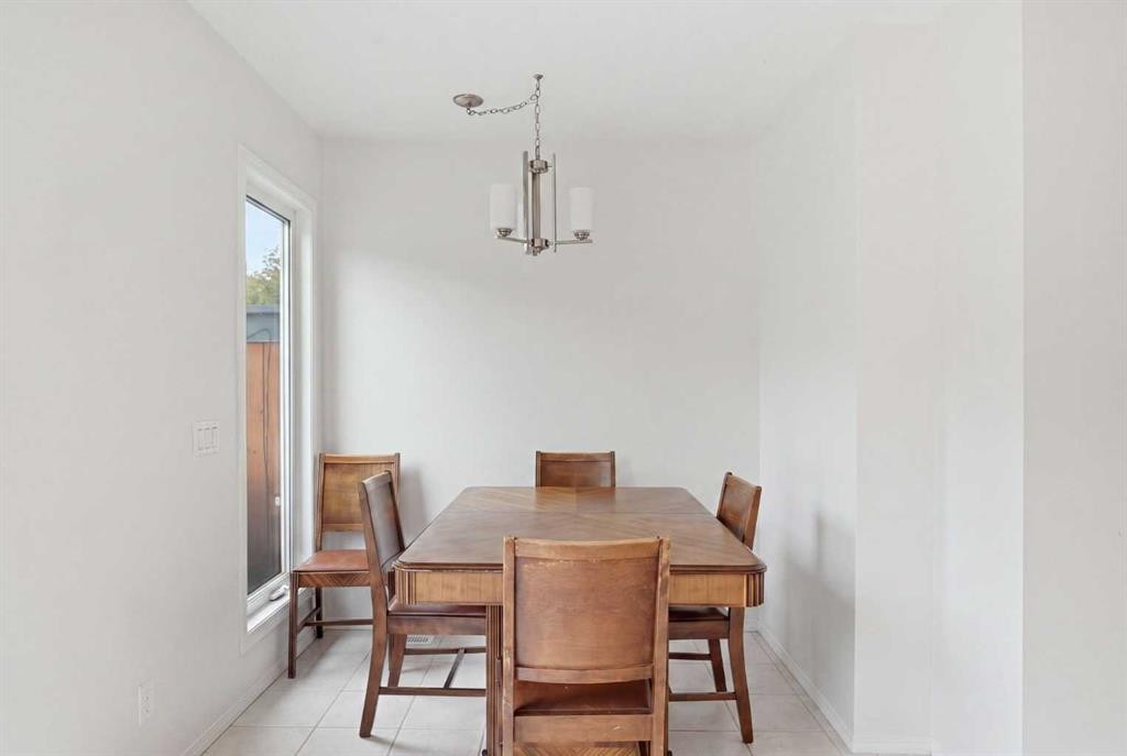 12-800 Bowcroft Place, Cochrane, AB - Indoor Photo Showing Dining Room