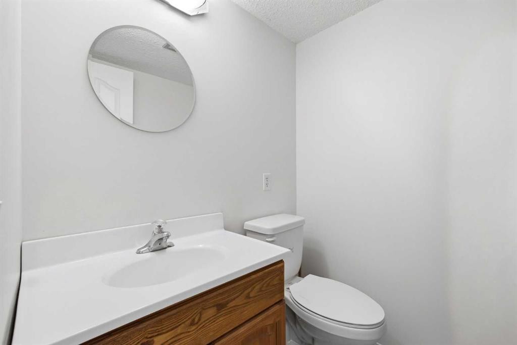 12-800 Bowcroft Place, Cochrane, AB - Indoor Photo Showing Bathroom
