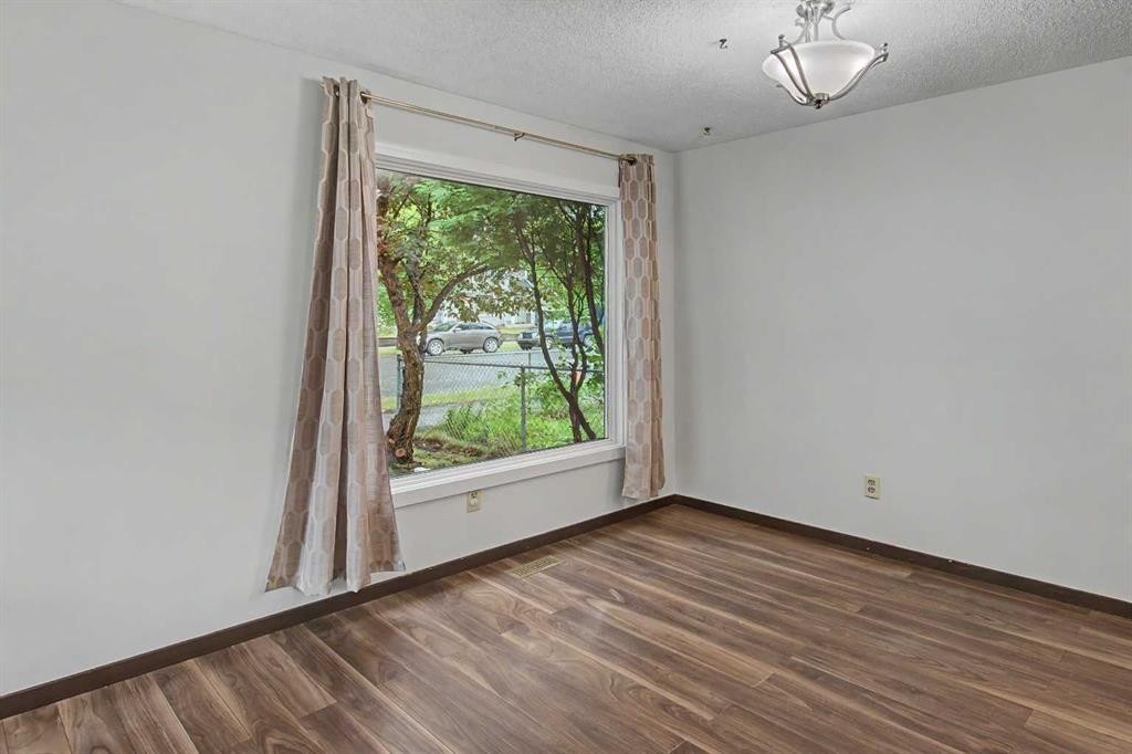 115 Mckenna Crescent Se, Calgary, AB - Indoor Photo Showing Other Room