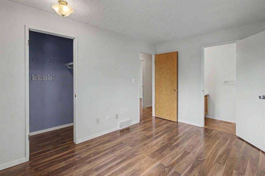 115 Mckenna Crescent Se, Calgary, AB - Indoor Photo Showing Other Room
