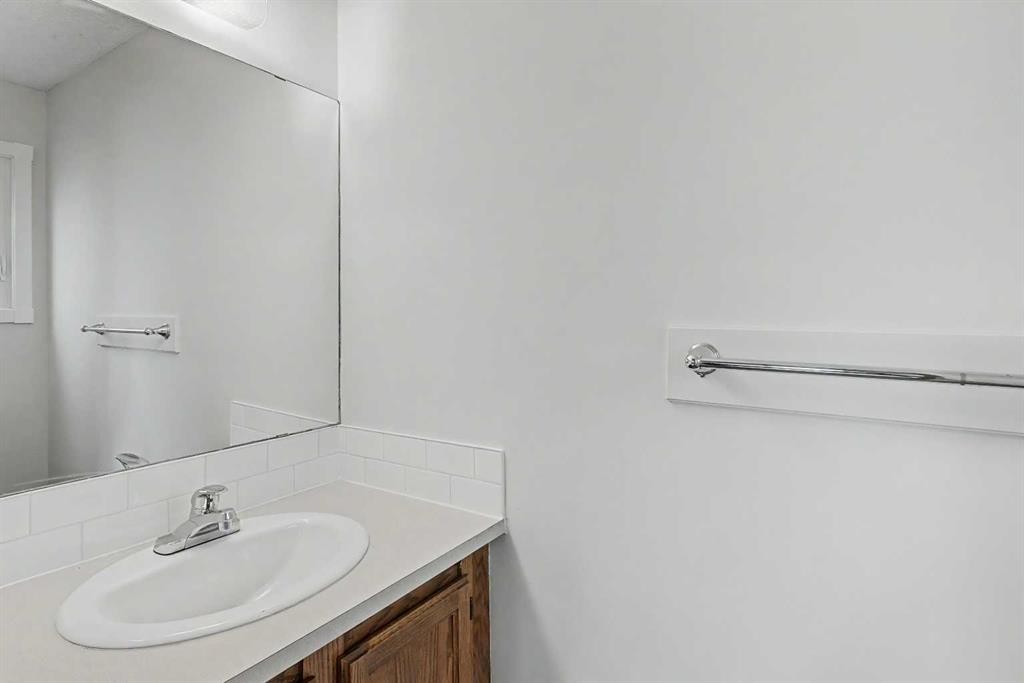 115 Mckenna Crescent Se, Calgary, AB - Indoor Photo Showing Bathroom