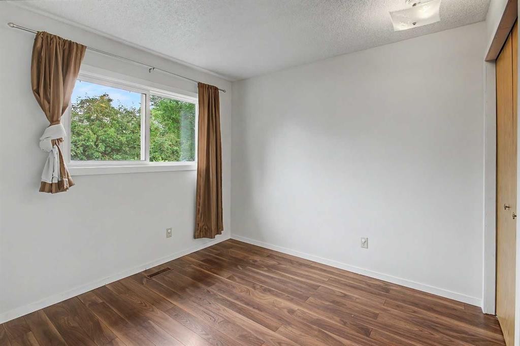 115 Mckenna Crescent Se, Calgary, AB - Indoor Photo Showing Other Room