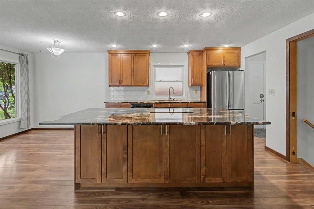 115 Mckenna Crescent Se, Calgary, AB - Indoor Photo Showing Kitchen