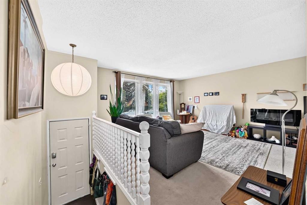 1117 8 Street Se, Calgary, AB - Indoor Photo Showing Other Room