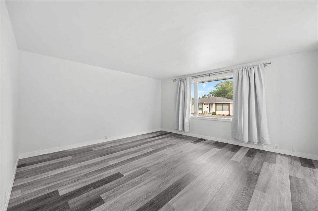 239 Lynnover Place Se, Calgary, AB - Indoor Photo Showing Other Room