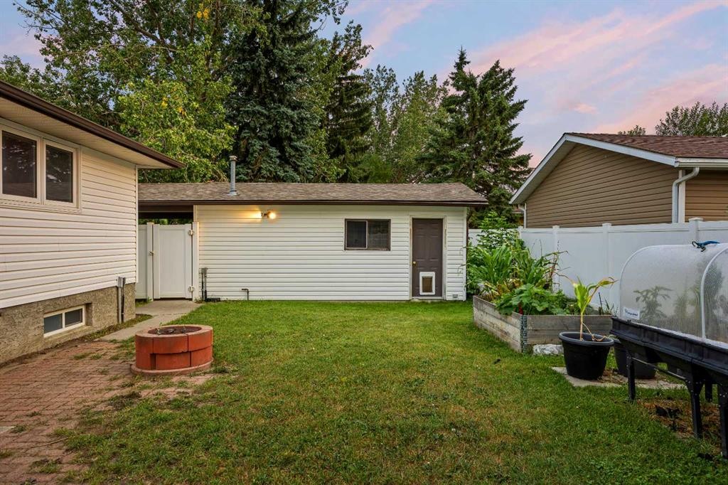 239 Lynnover Place Se, Calgary, AB - Outdoor With Exterior