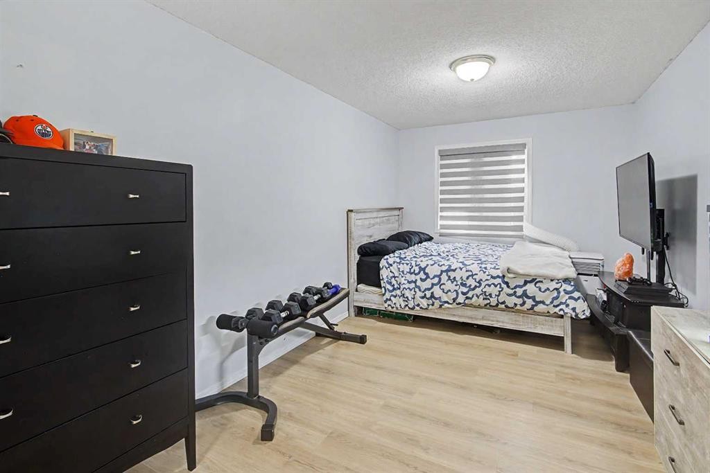 101-7724 Bowness Road Nw, Calgary, AB - Indoor Photo Showing Bedroom