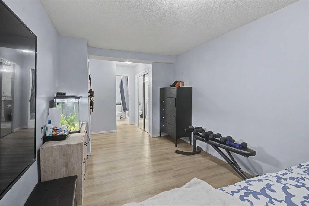 101-7724 Bowness Road Nw, Calgary, AB - Indoor Photo Showing Bedroom