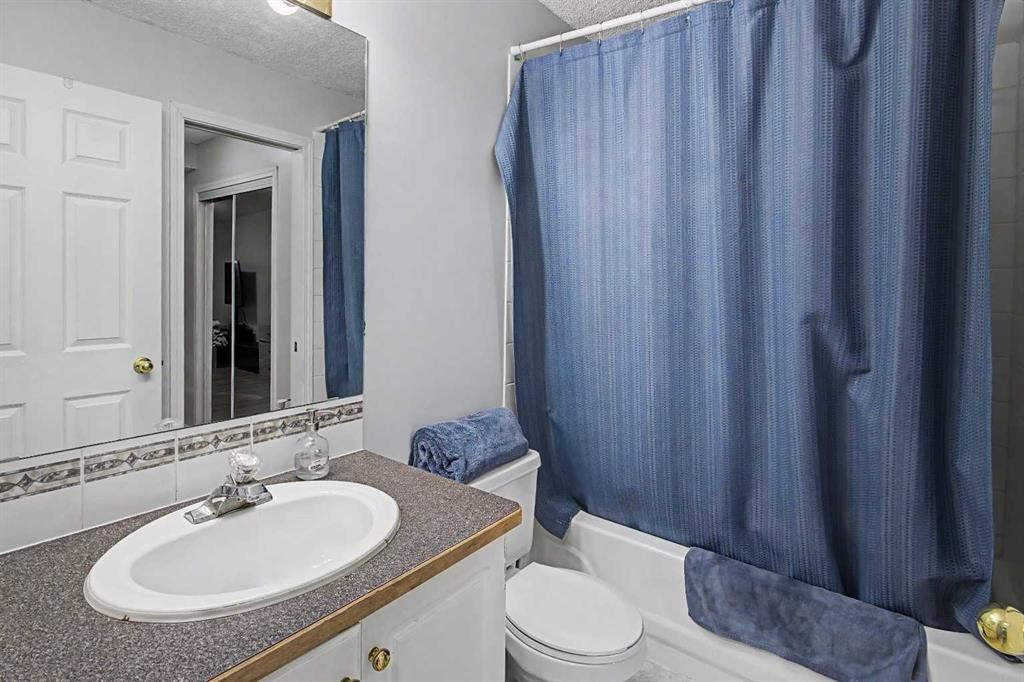 101-7724 Bowness Road Nw, Calgary, AB - Indoor Photo Showing Bathroom