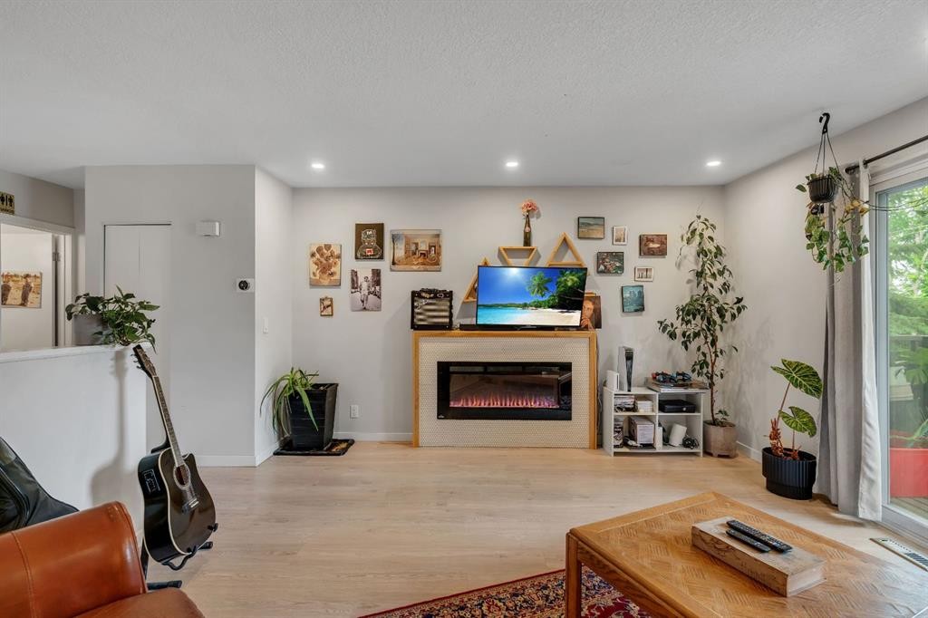 431 37 Street Sw, Calgary, AB - Indoor Photo Showing Living Room With Fireplace