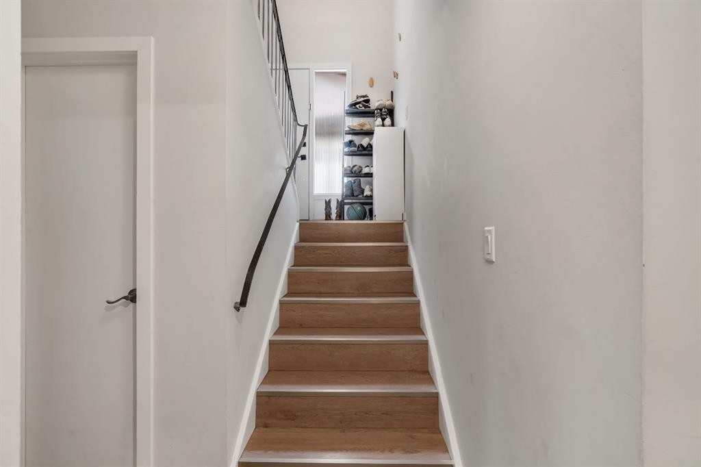 431 37 Street Sw, Calgary, AB - Indoor Photo Showing Other Room