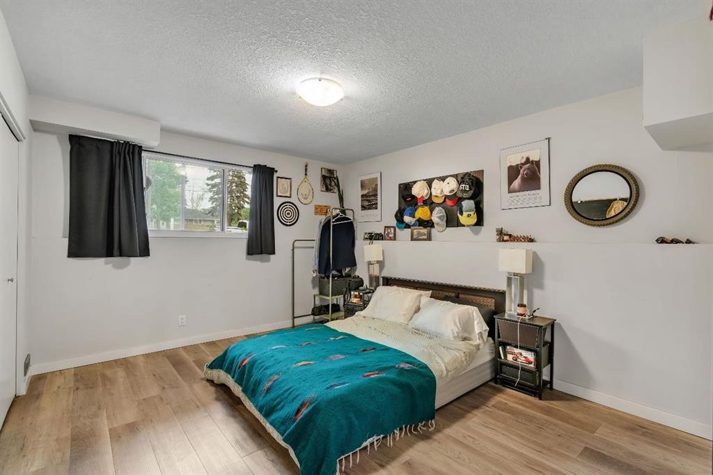 431 37 Street Sw, Calgary, AB - Indoor Photo Showing Bedroom