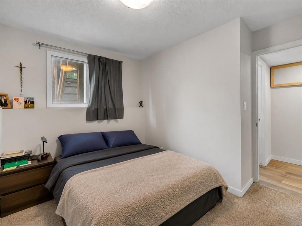 431 37 Street Sw, Calgary, AB - Indoor Photo Showing Bedroom