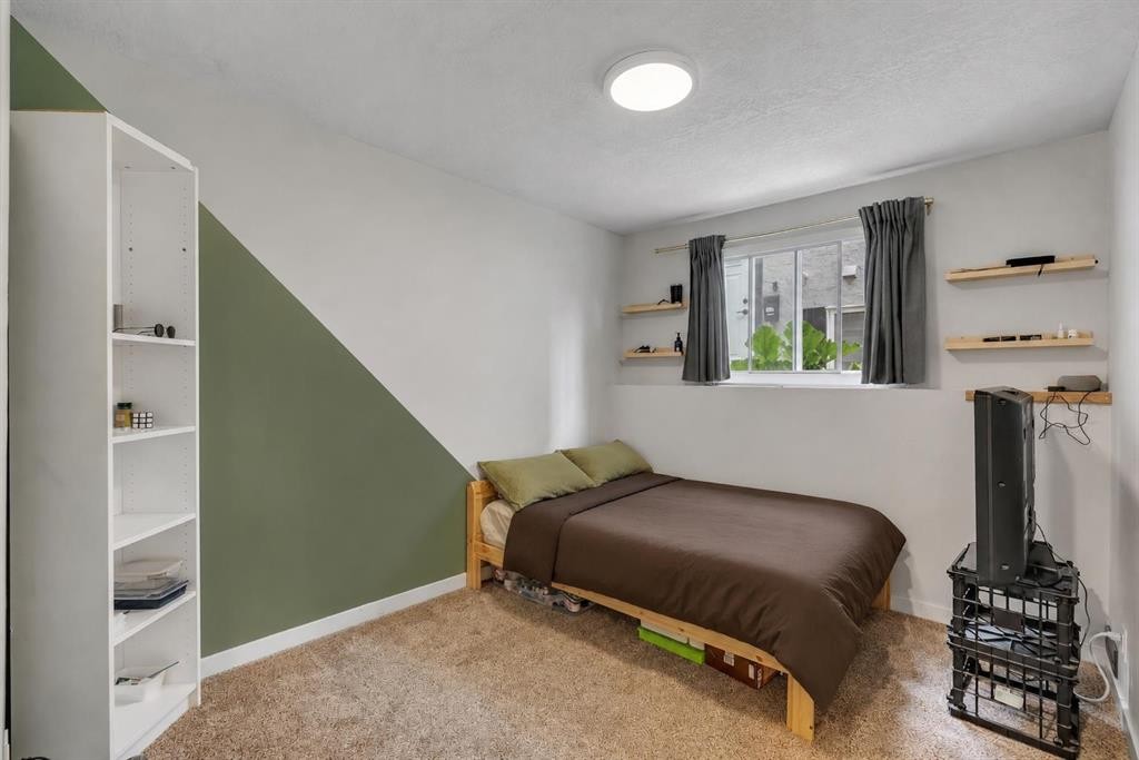 431 37 Street Sw, Calgary, AB - Indoor Photo Showing Bedroom