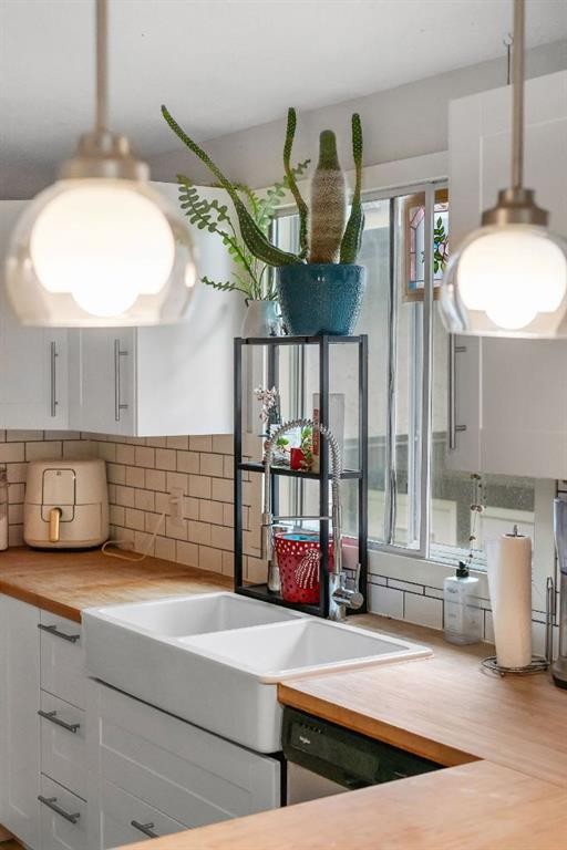431 37 Street Sw, Calgary, AB - Indoor Photo Showing Kitchen With Double Sink