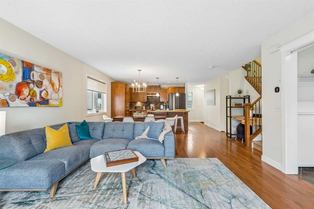 3444 3 Avenue Nw, Calgary, AB - Indoor Photo Showing Living Room