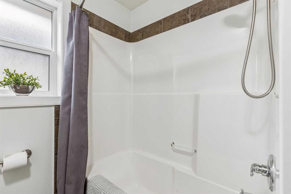 3444 3 Avenue Nw, Calgary, AB - Indoor Photo Showing Bathroom