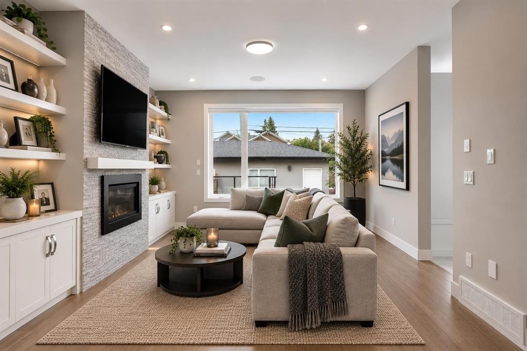 637 14 Avenue Ne, Calgary, AB - Indoor Photo Showing Living Room With Fireplace