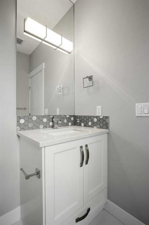 637 14 Avenue Ne, Calgary, AB - Indoor Photo Showing Bathroom