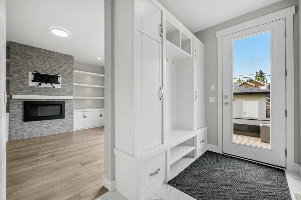 637 14 Avenue Ne, Calgary, AB - Indoor Photo Showing Other Room With Fireplace