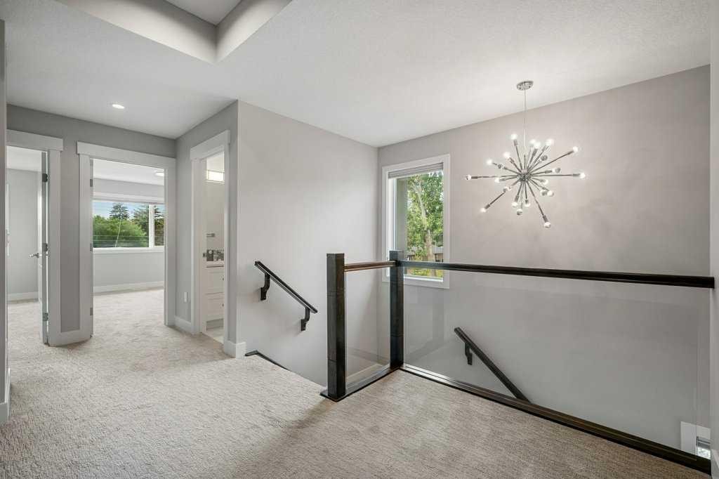 637 14 Avenue Ne, Calgary, AB - Indoor Photo Showing Other Room