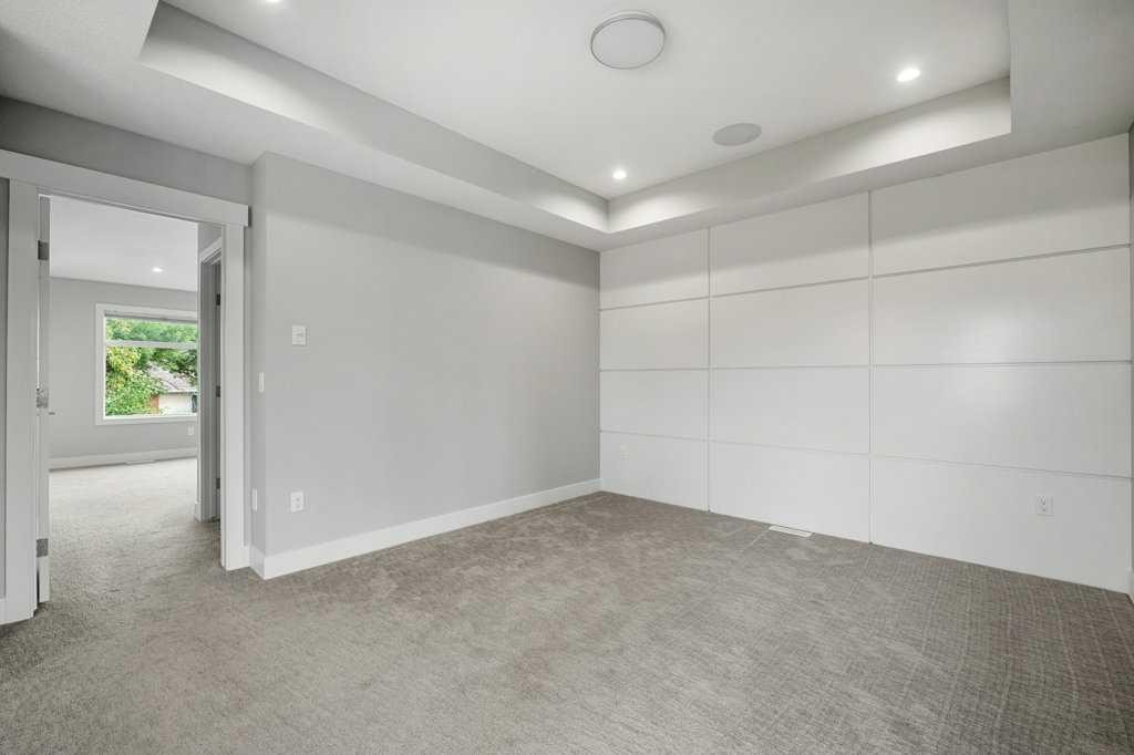 637 14 Avenue Ne, Calgary, AB - Indoor Photo Showing Other Room