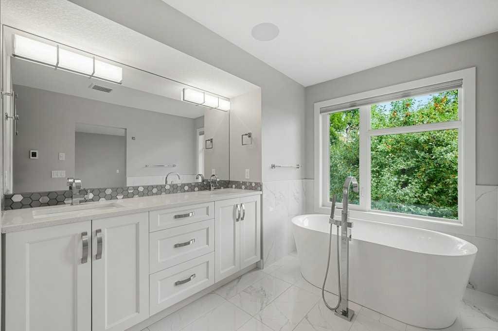 637 14 Avenue Ne, Calgary, AB - Indoor Photo Showing Bathroom