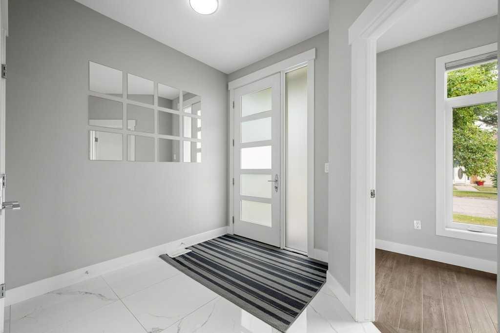 637 14 Avenue Ne, Calgary, AB - Indoor Photo Showing Other Room