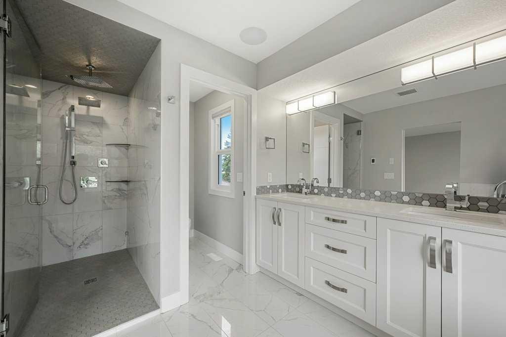 637 14 Avenue Ne, Calgary, AB - Indoor Photo Showing Bathroom