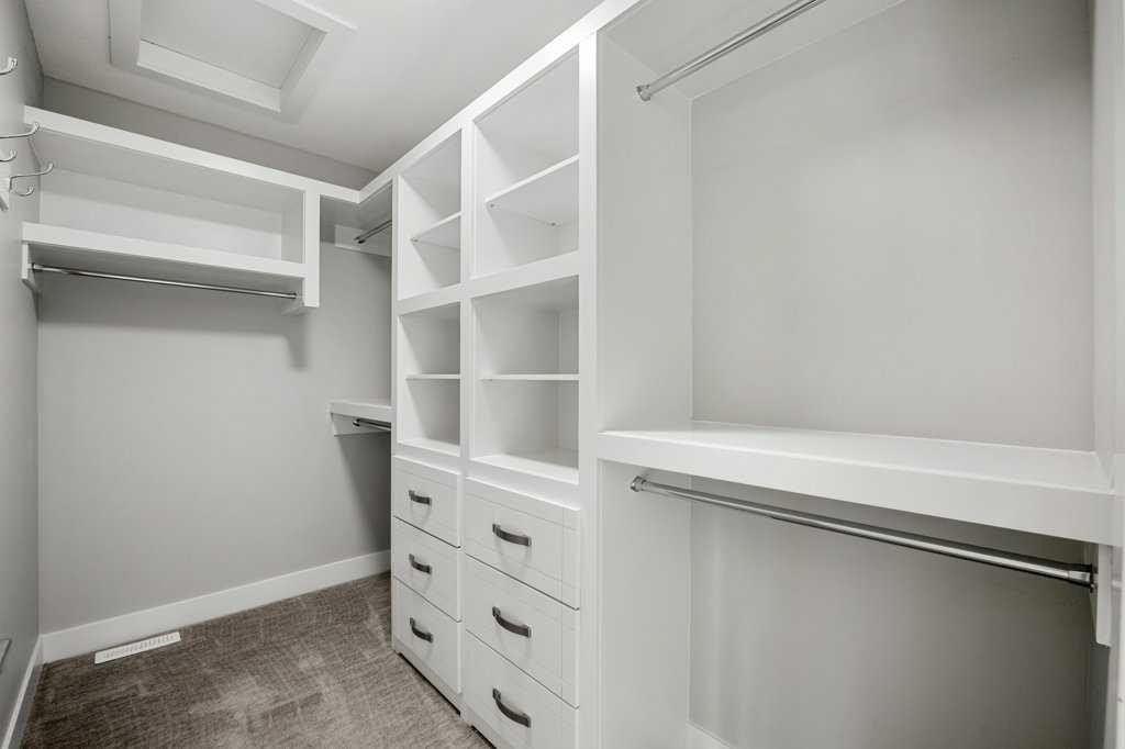 637 14 Avenue Ne, Calgary, AB - Indoor With Storage