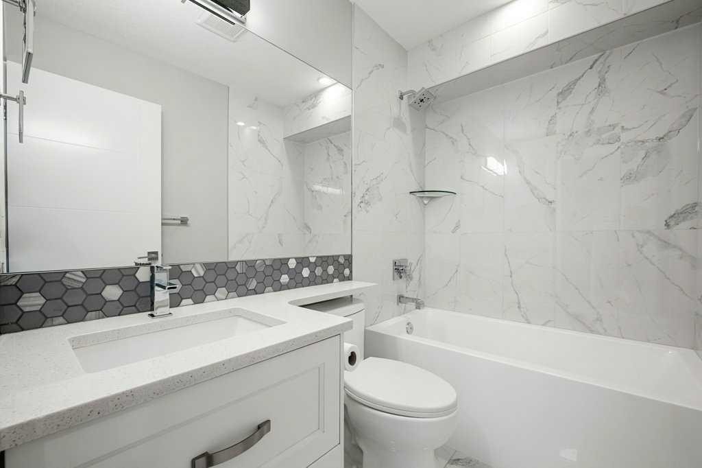 637 14 Avenue Ne, Calgary, AB - Indoor Photo Showing Bathroom