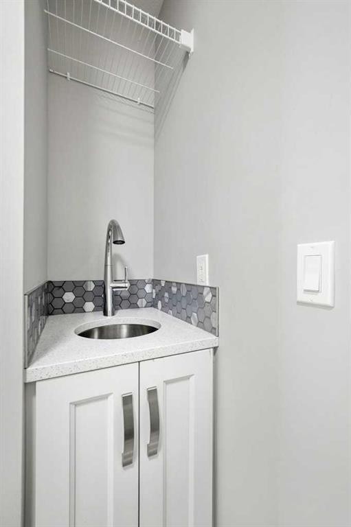 637 14 Avenue Ne, Calgary, AB - Indoor