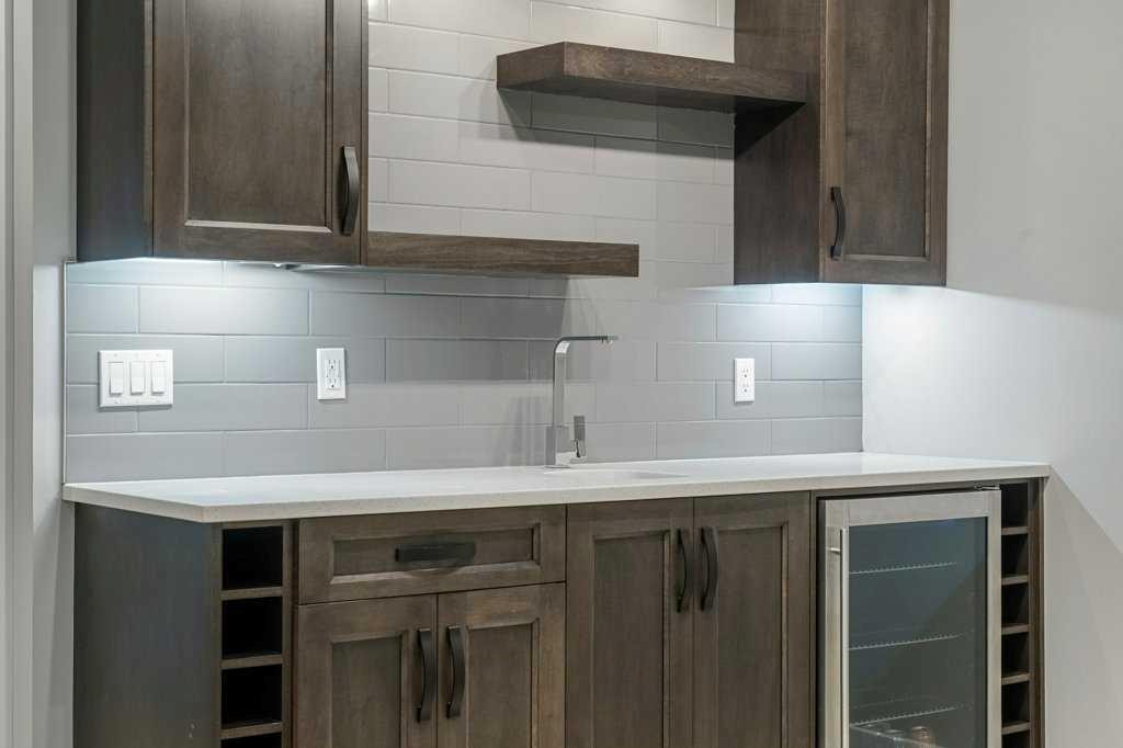 637 14 Avenue Ne, Calgary, AB - Indoor Photo Showing Kitchen