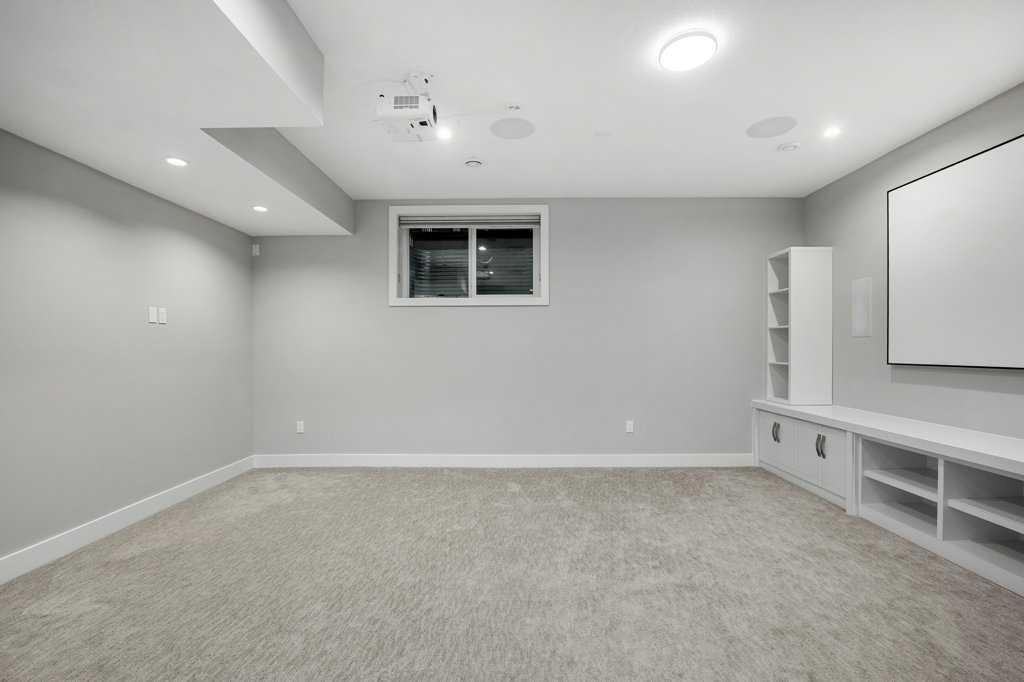 637 14 Avenue Ne, Calgary, AB - Indoor Photo Showing Other Room