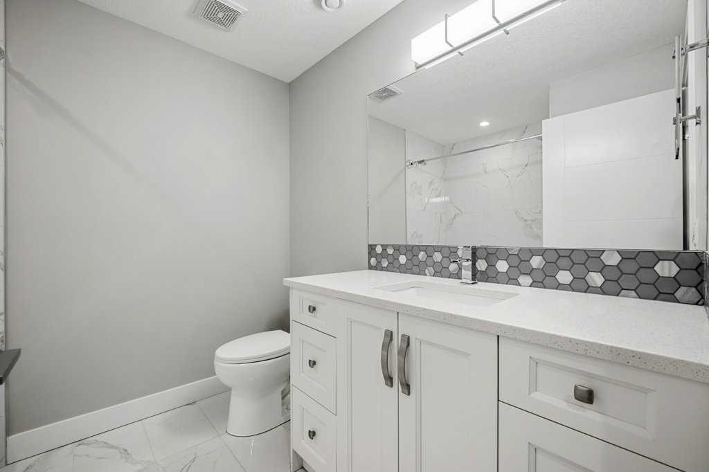 637 14 Avenue Ne, Calgary, AB - Indoor Photo Showing Bathroom