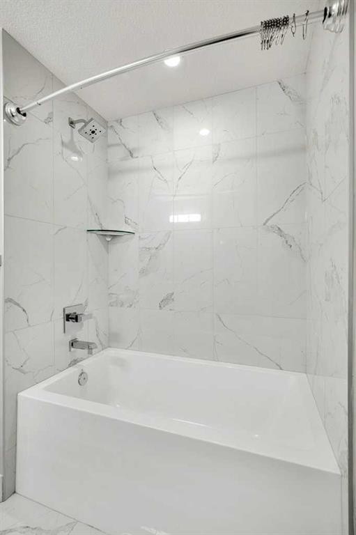 637 14 Avenue Ne, Calgary, AB - Indoor Photo Showing Bathroom