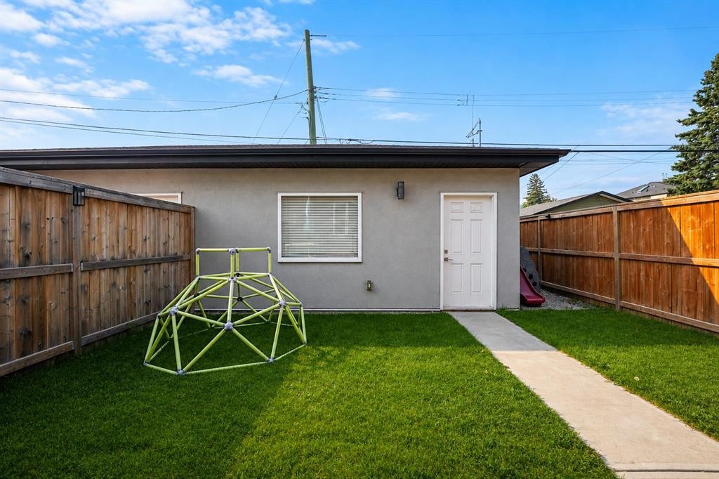 637 14 Avenue Ne, Calgary, AB - Outdoor