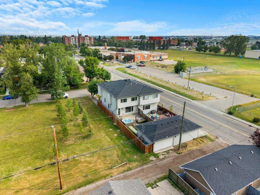 637 14 Avenue Ne, Calgary, AB - Outdoor With View