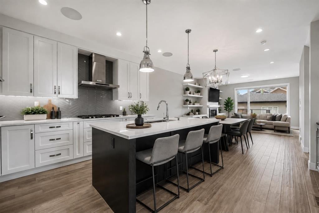 637 14 Avenue Ne, Calgary, AB - Indoor Photo Showing Kitchen With Upgraded Kitchen