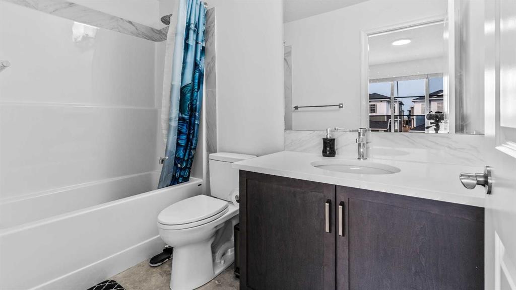 87 Corner Meadows Grove Ne, Calgary, AB - Indoor Photo Showing Bathroom