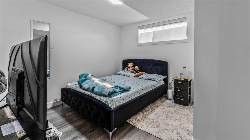 87 Corner Meadows Grove Ne, Calgary, AB - Indoor Photo Showing Bedroom