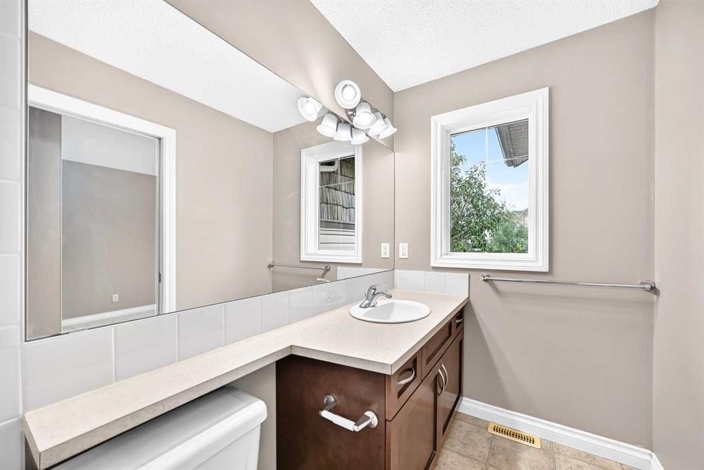 129-308 11 Avenue, High River, AB - Indoor Photo Showing Bathroom