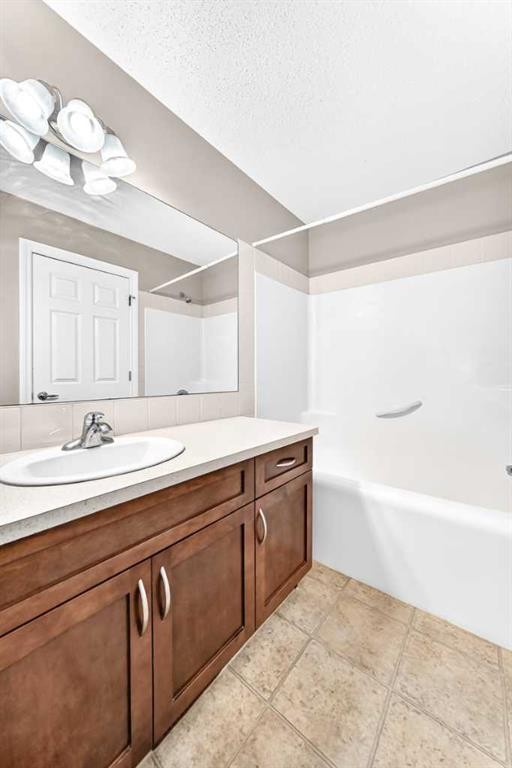 129-308 11 Avenue, High River, AB - Indoor Photo Showing Bathroom