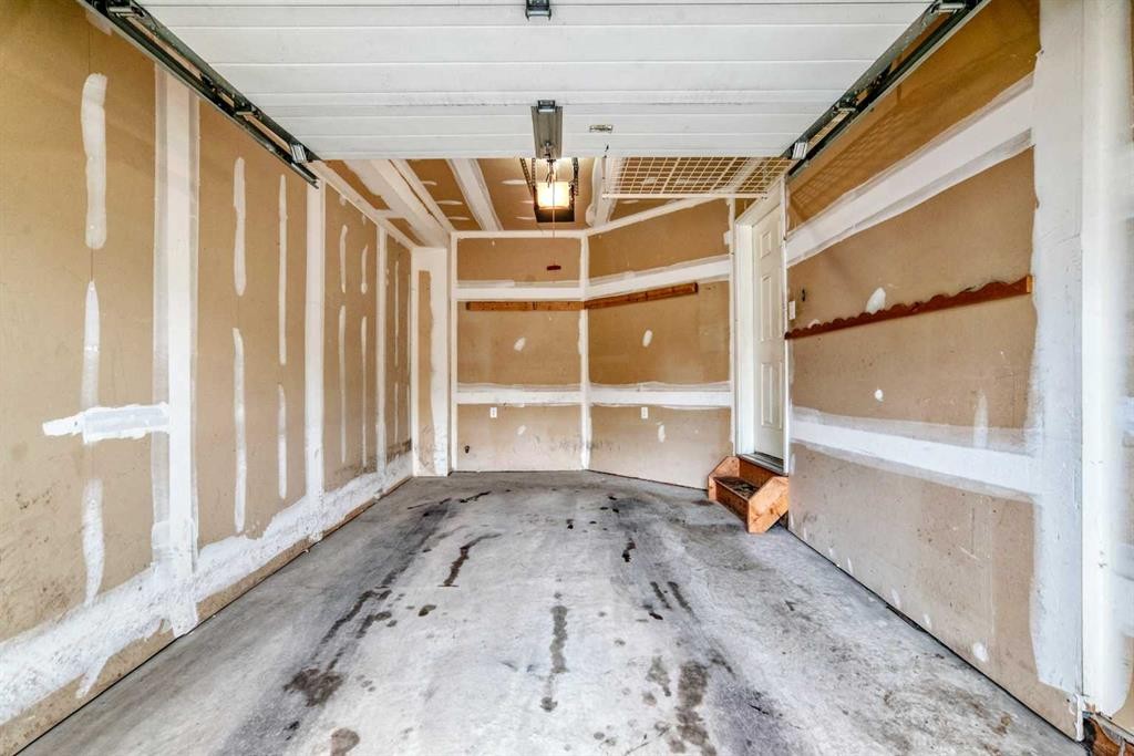 129-308 11 Avenue, High River, AB - Indoor Photo Showing Garage