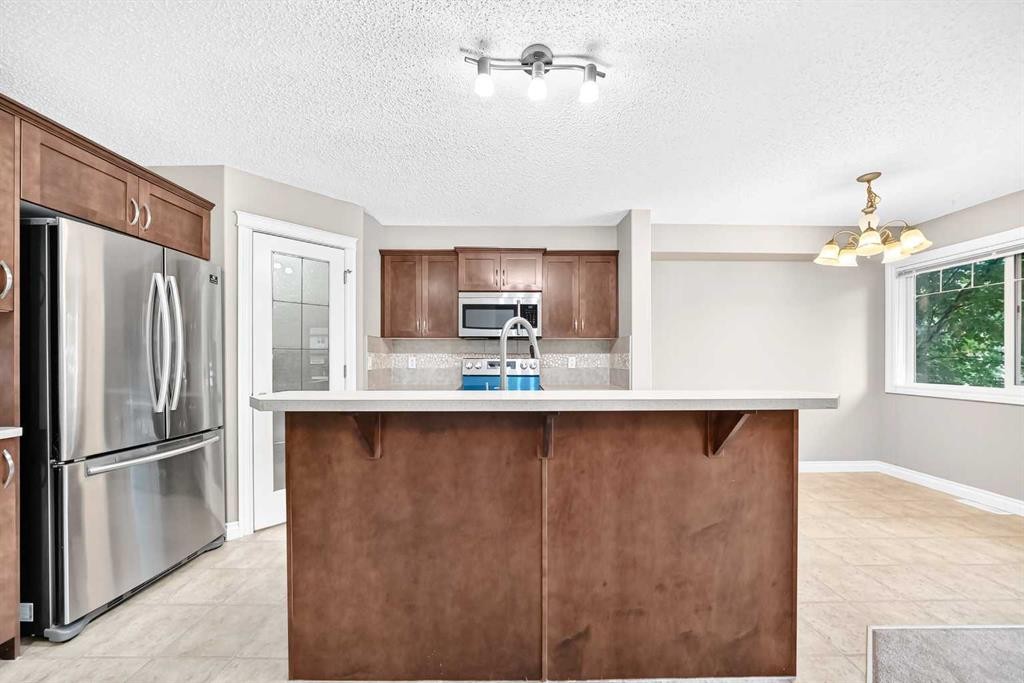 129-308 11 Avenue, High River, AB - Indoor Photo Showing Kitchen