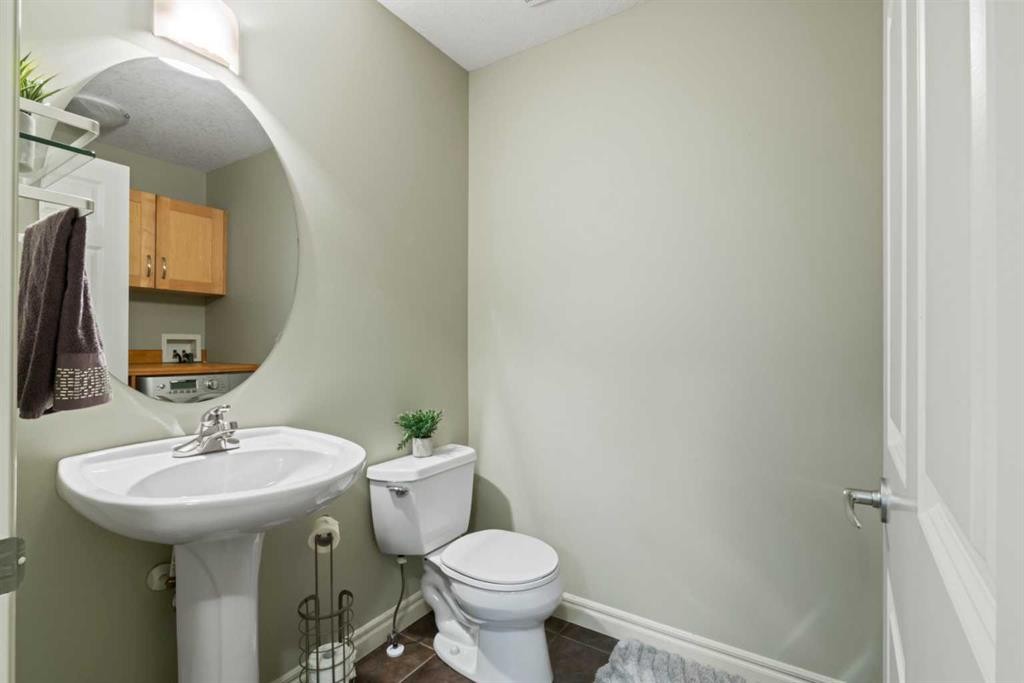 126 Chapman Close Se, Calgary, AB - Indoor Photo Showing Bathroom