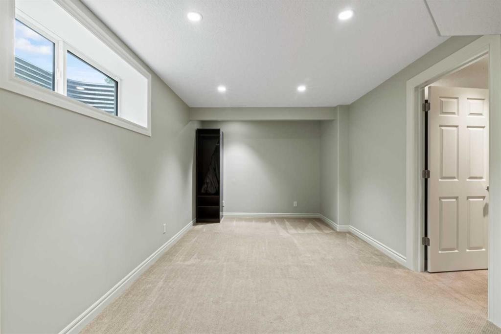 126 Chapman Close Se, Calgary, AB - Indoor