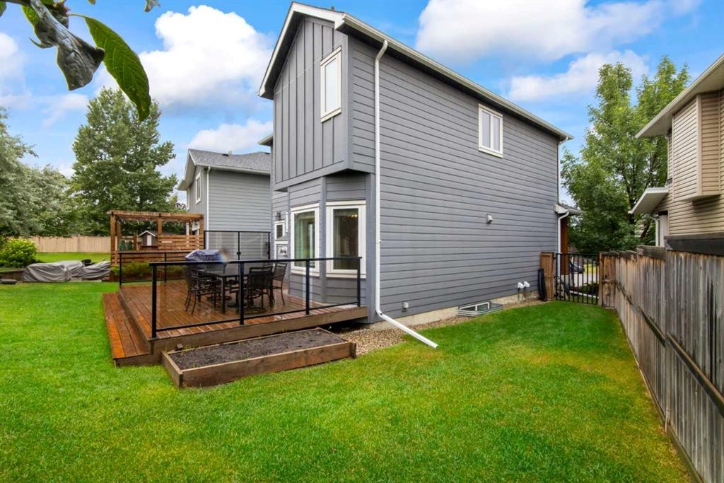 126 Chapman Close Se, Calgary, AB - Outdoor With Exterior