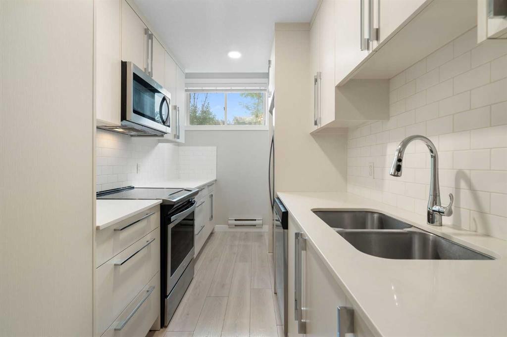 125 Corner Meadows Gate Ne, Calgary, AB - Indoor Photo Showing Kitchen With Double Sink With Upgraded Kitchen