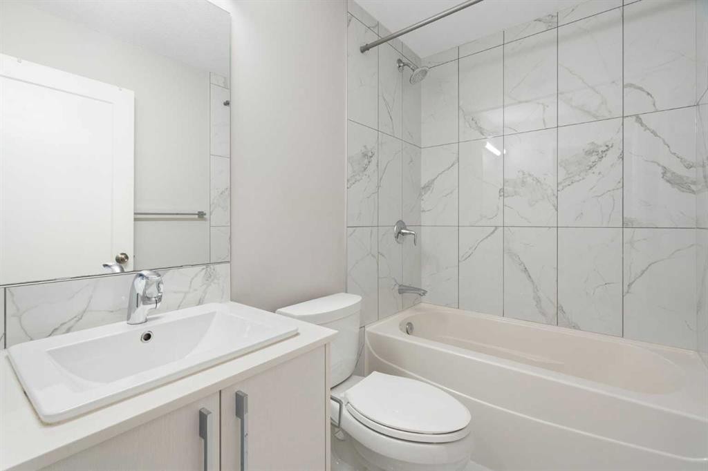 125 Corner Meadows Gate Ne, Calgary, AB - Indoor Photo Showing Bathroom